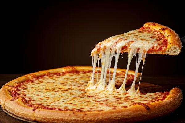 fotografia di una pizza con tanto formaggio