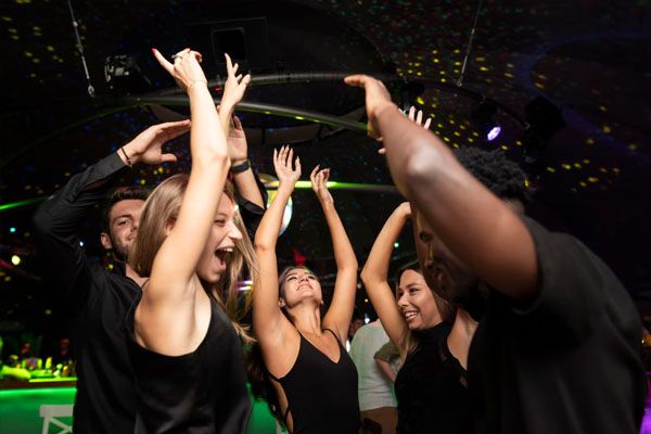 gruppo di persone che ballano