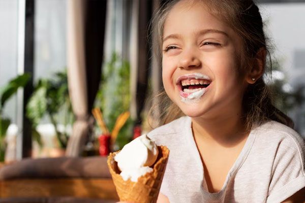 ragazza sorridente che mangia il gelato