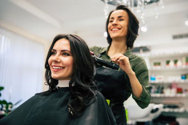 Donna che riceve un parrucchiere parrucchiere