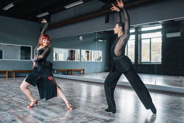 Eleganti ballerini si allenano in una lezione di ballo da sala