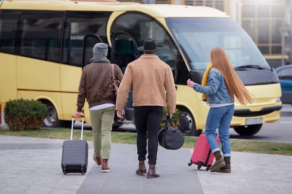 Giovani adulti che viaggiano a piedi per l'autobus