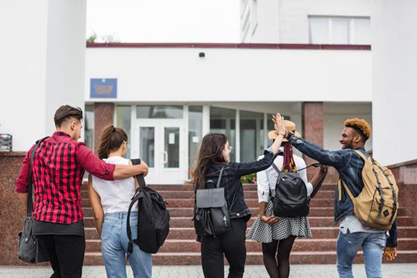 Studenti che camminano di fronte all'edificio del centro educativo