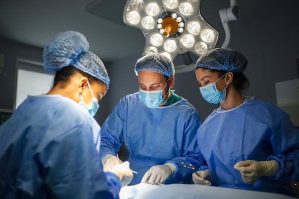 Team di chirurghi in sala operatoria che esegue una procedura chirurgica