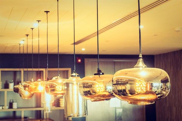 Vista angolare delle lampade a sospensione illuminate appese al soffitto di un ristorante