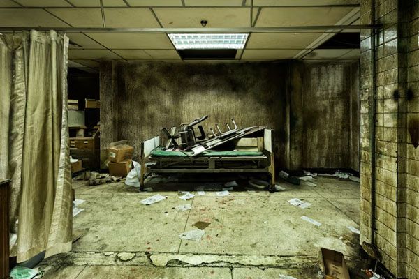 stanza disordinata ospedale psichiatrico abbandonato