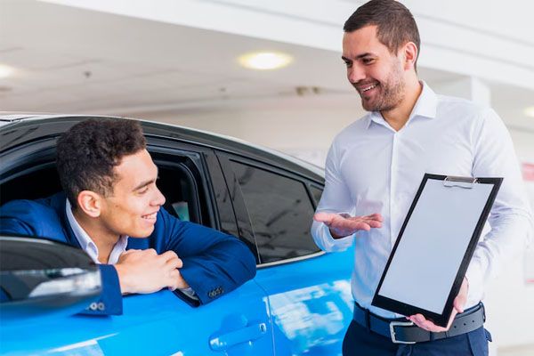 venditore di concessionaria con un cliente