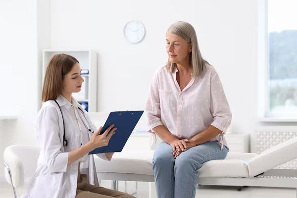 Donna anziana in consultazione con un giovane medico