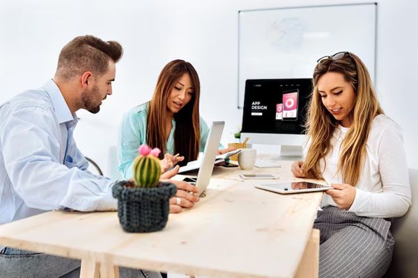 colleghi che lavorano in ufficio