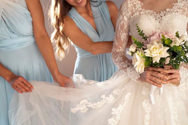 damigelle accanto alla sposa nel suo abito da sposa