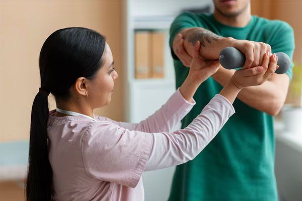 medico che aiuta il paziente nella riabilitazione
