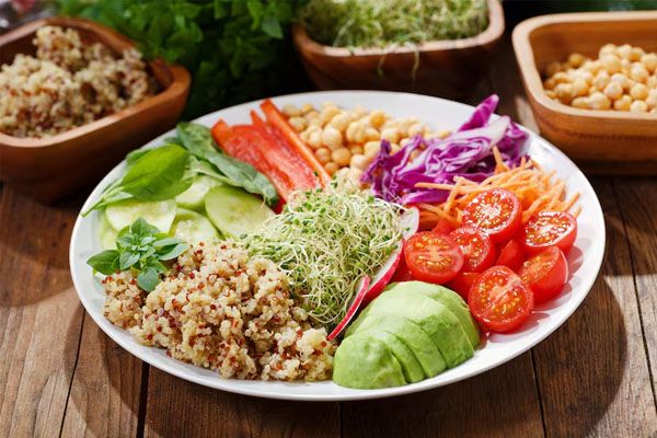 piatto vegetariano, insalata sana, avocado, quinoa, pomodoro, peperone, spinaci, cavolo, germogli, ceci