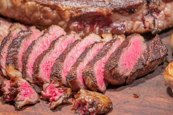 tagli di carne su un tagliere