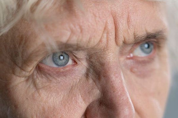 vicino agli occhi di una persona anziana