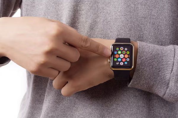 Le mani di un giovane mostrano uno smartwatch al polso