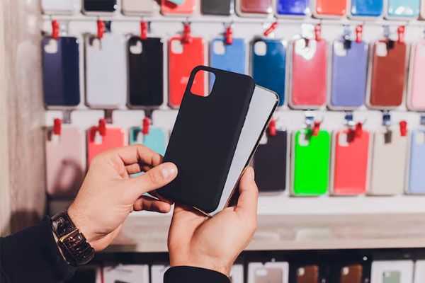 scatole colorate per telefoni in vendita nei negozi di telefonia mobile