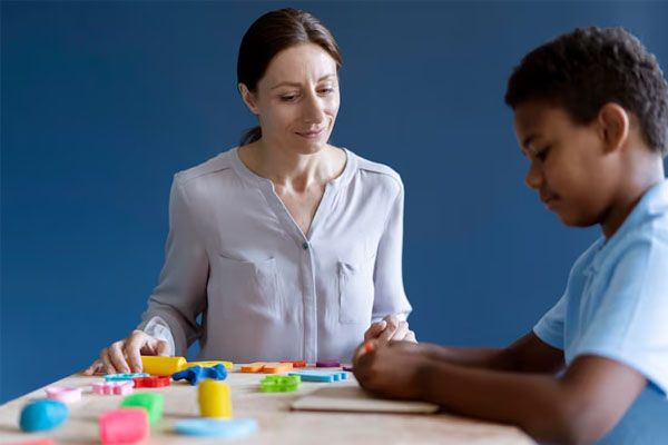 psicologo che fa sedute di terapia occupazionale per bambini