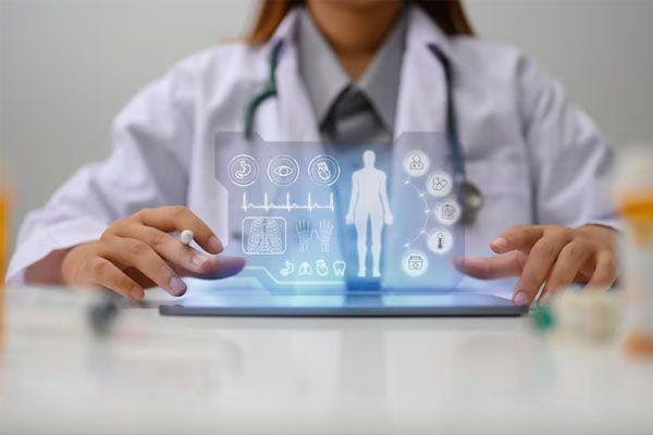 Concetto futuristico di un medico che tiene in mano un dispositivo elettronico con icone di cartelle clinich