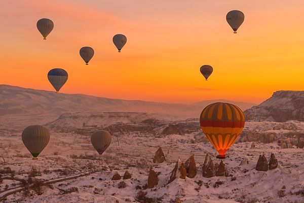 Mongolfiere che sorvolano la Cappadocia in inverno