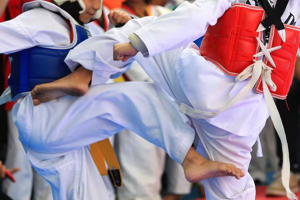bambini che combattono in una competizione