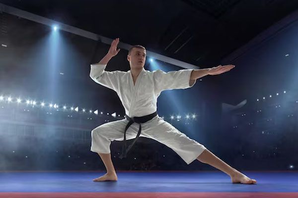 combattente che fa una dimostrazione su un tatami