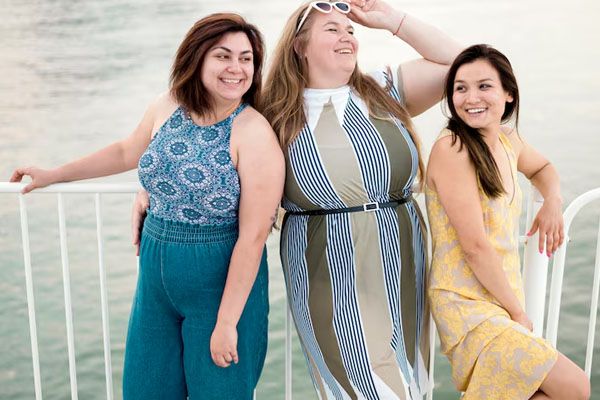 Gruppo di modelle curvy in posa