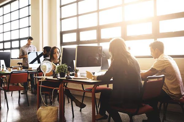 Persone che lavorano in un'area di coworking