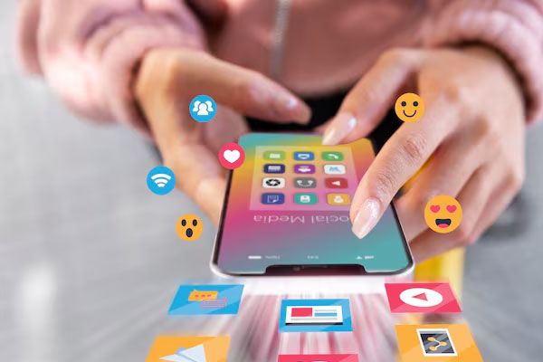 mani che tengono un telefono cellulare circondato da icone fluttuanti