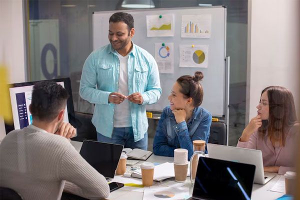 riunione del gruppo di lavoro in un ufficio