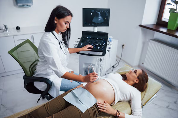 Vista dall'alto di una donna incinta sottoposta a un'ecografia