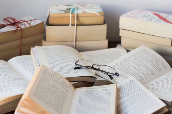 composizione di vecchi libri e bicchieri su un tavolo