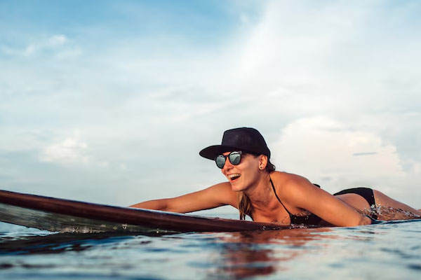 Donna in mare su una tavola da surf