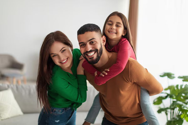 Inquadratura aperta di una famiglia felice che condivide