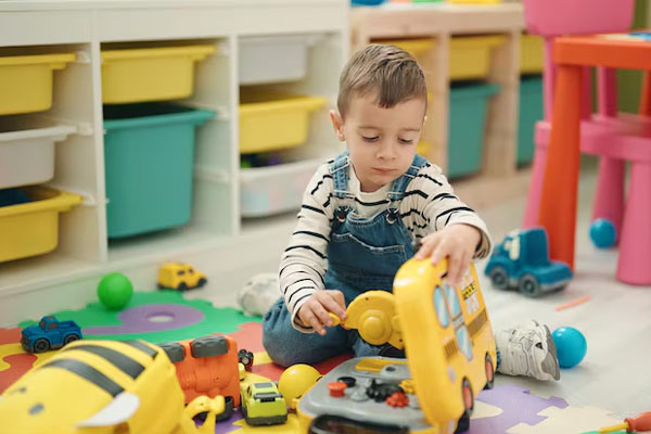 bambino nella stanza che gioca con giocattoli colorati