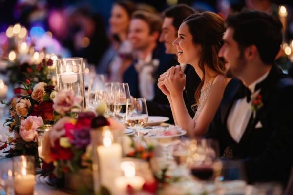 Persone che si godono un evento sociale
