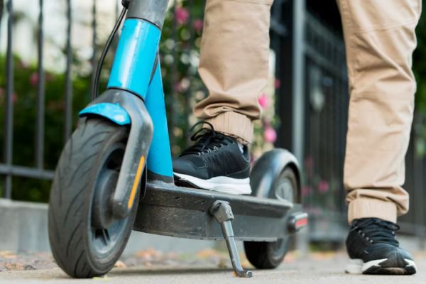 Primo piano di uno skateboard elettrici in una zona pedonale della città