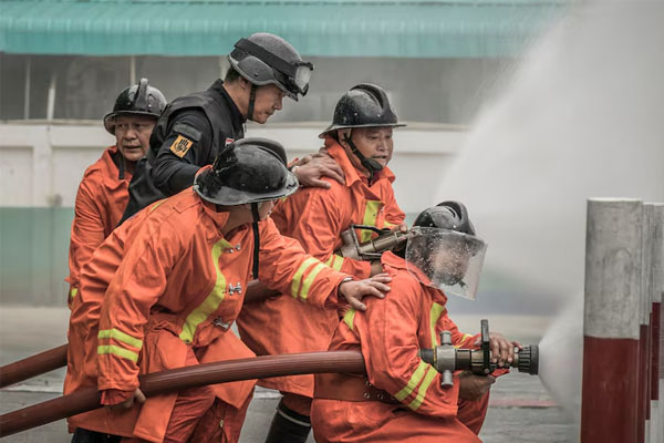Vigili del fuoco durante una sessione di addestramento pratico sui piani di prevenzione incendi