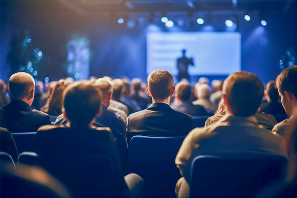 persone che ascoltano una lezione