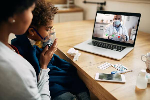 Persona che parla con un medico online tramite webcam
