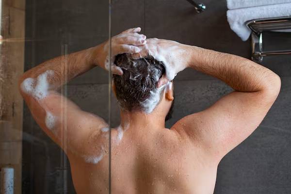 Persona che si lava sotto la doccia