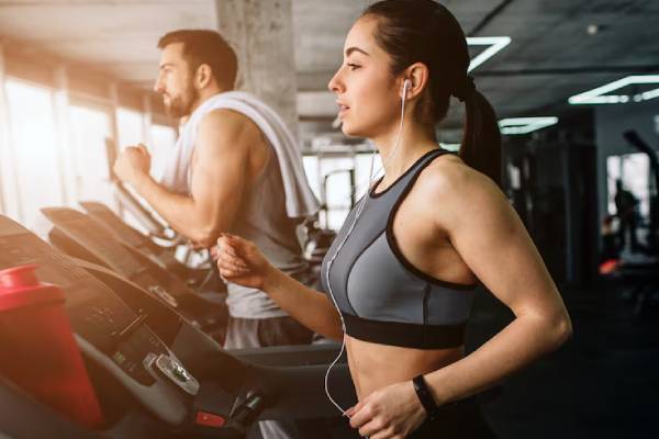Persone che si allenano in palestra