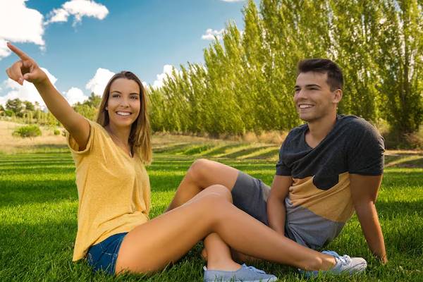 persone sorridenti che si godono un parco