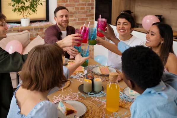 gruppo di persone che fanno un brindisi