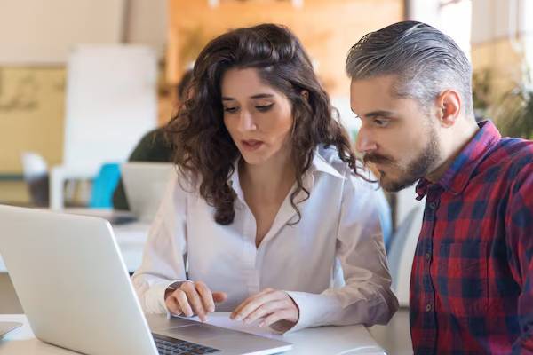 persone che lavorano su un computer portatile