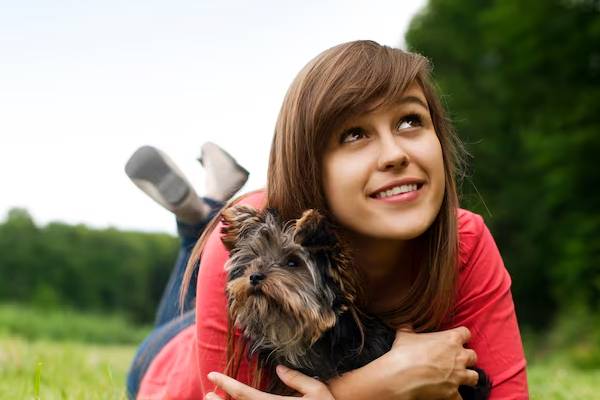 persona che gioca con un cucciolo